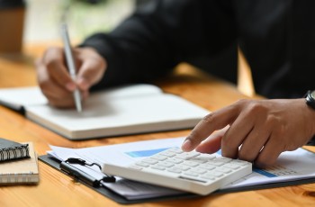 "Certains vont avoir une très mauvaise surprise" : une nouvelle taxe pour les frontaliers touchant leur retraite en Suisse ? On vous explique